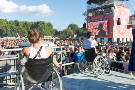 Rollstuhlfahrer auf Festival - Mobilität, Behinderung und Festival