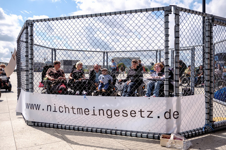 NichtMeinGesetz Protestaktion im Käfig