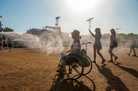 Mit dem Rollstuhl auf einem Festival