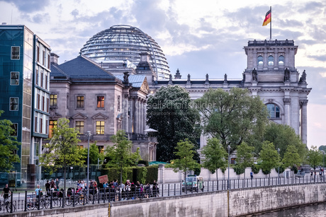 Ankett-Aktion vor dem Bundestag für ein gutes Teilhabegesetz und gegen Barrieren