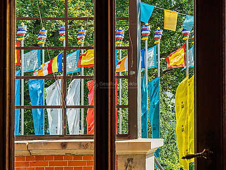 Beyond The Frame: Junge Perspektiven auf Vielfalt im Glauben - Tibetische Gebetsfahnen im buddhistischen Zentrum