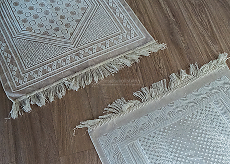 Beyond The Frame: Junge Perspektiven auf Vielfalt im Glauben - Zwei islamische Gebetsteppiche ausgebreitet auf dem Boden