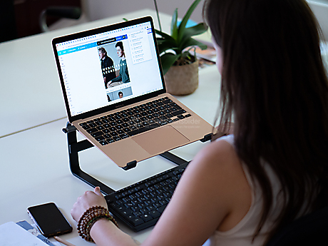 Beyond The Frame: Junge Perspektiven auf Vielfalt im Glauben - Frau arbeitet im Büro eines buddhistischen Zentrums